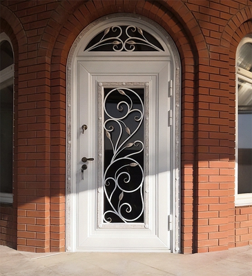 Арочная белая дверь