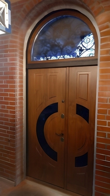 Арочная дверь со стеклом, вид изнутри