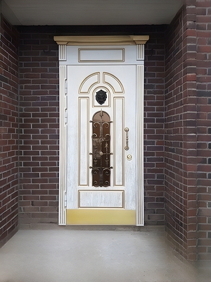 Белая дверь с отбойником