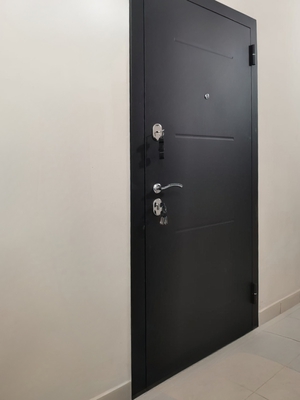 Черная дверь с выдавленным рисунком