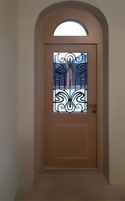 Дверь с арочной фрамугой, вид изнутри