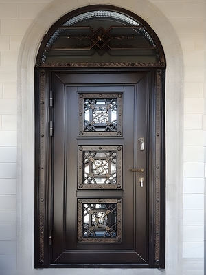 Дверь с полукруглой фрамугой