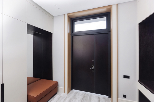 Дверь с верхней вставкой