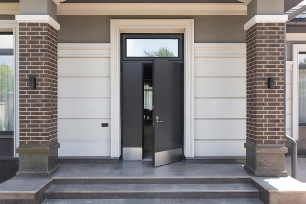 Дверь с верхней вставкой