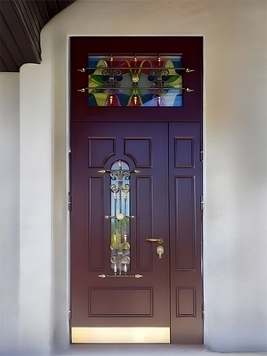 Дверь с витражом во фрамуге