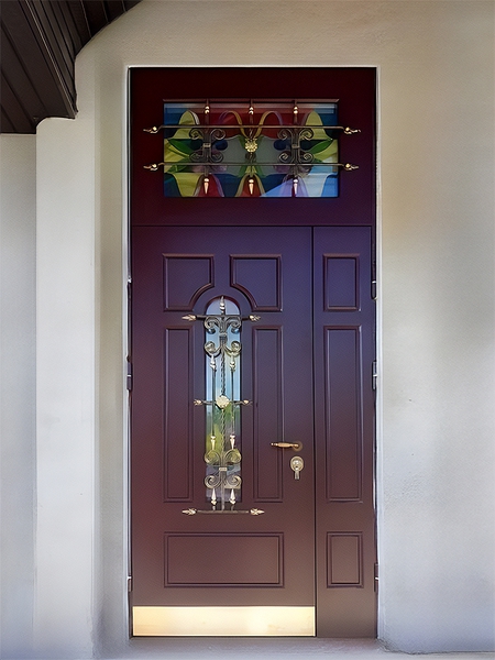 Дверь с витражом во фрамуге