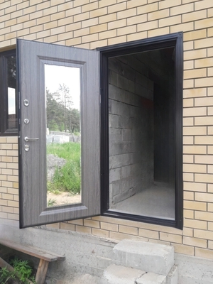 Дверь с зеркалом в строящемся доме