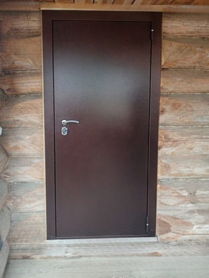 Дверь в дачном доме