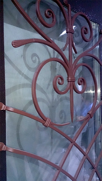 Кованые элементы на двери