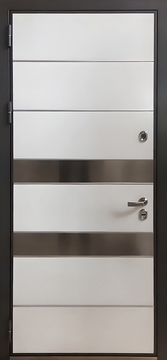 Квартирная дверь МДФ с молдингами и вставками из нержавеющей стали