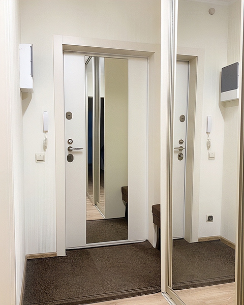 Модель с зеркалом в пол