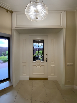 Парадная дверь с глухими вставками