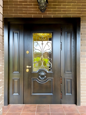 Парадная дверь с глухими вставками