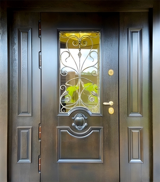 Парадная дверь с глухими вставками