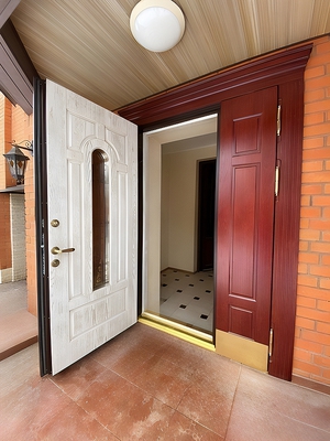 Парадная дверь с карнизом, решеткой и стеклом