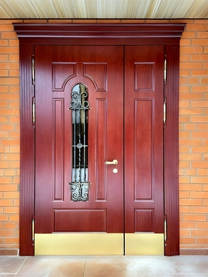 Парадная дверь с карнизом, решеткой и стеклом