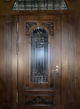 Парадная дверь с остеклением и боковыми вставками