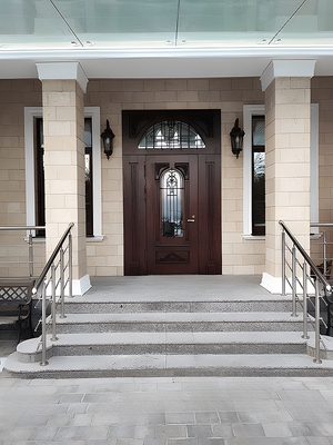 Парадная дверь с решетками и стеклом