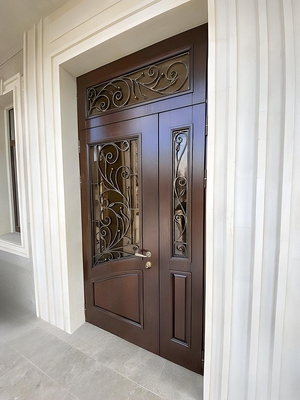 Парадная дверь с остеклением, решеткой и вставками