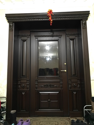 Парадная дверь с отделкой из массива дерева с карнизом