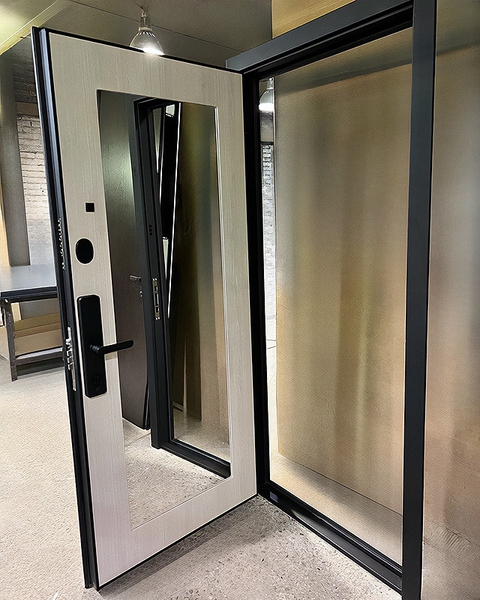 С зеркалом и электрозамком