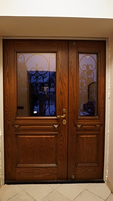 Стальные двери с отделкой массивом дерева