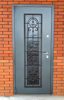 Входная дверь серого цвета