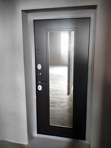 Входная дверь в новостройке