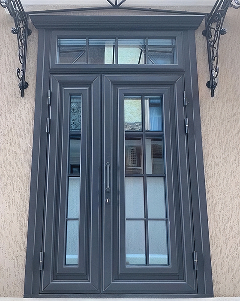 Высокая дверь с остеклением